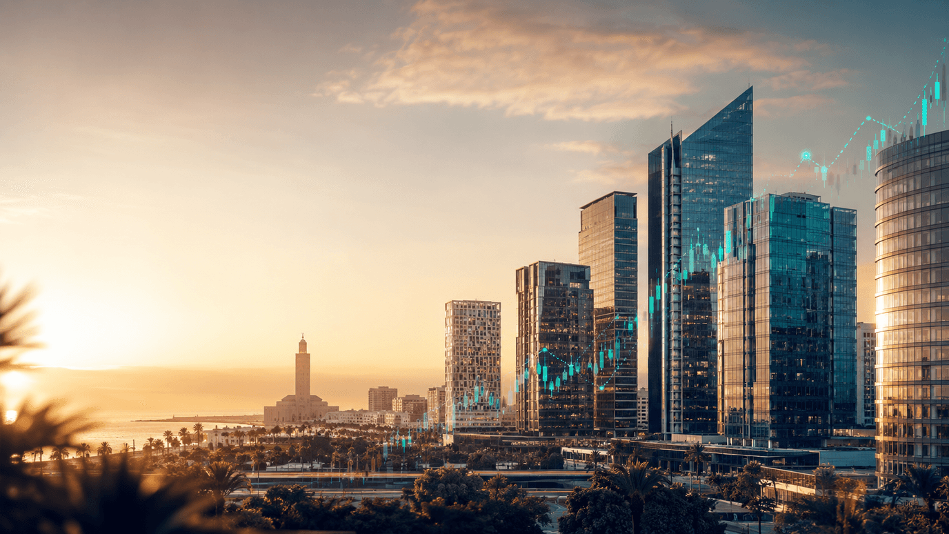 أفق مدينة الدار البيضاء عند الغروب بأبراج المركز الماليّ ومئذنة على الأفق ومخطّط فيروزيّ — بورصة المغرب