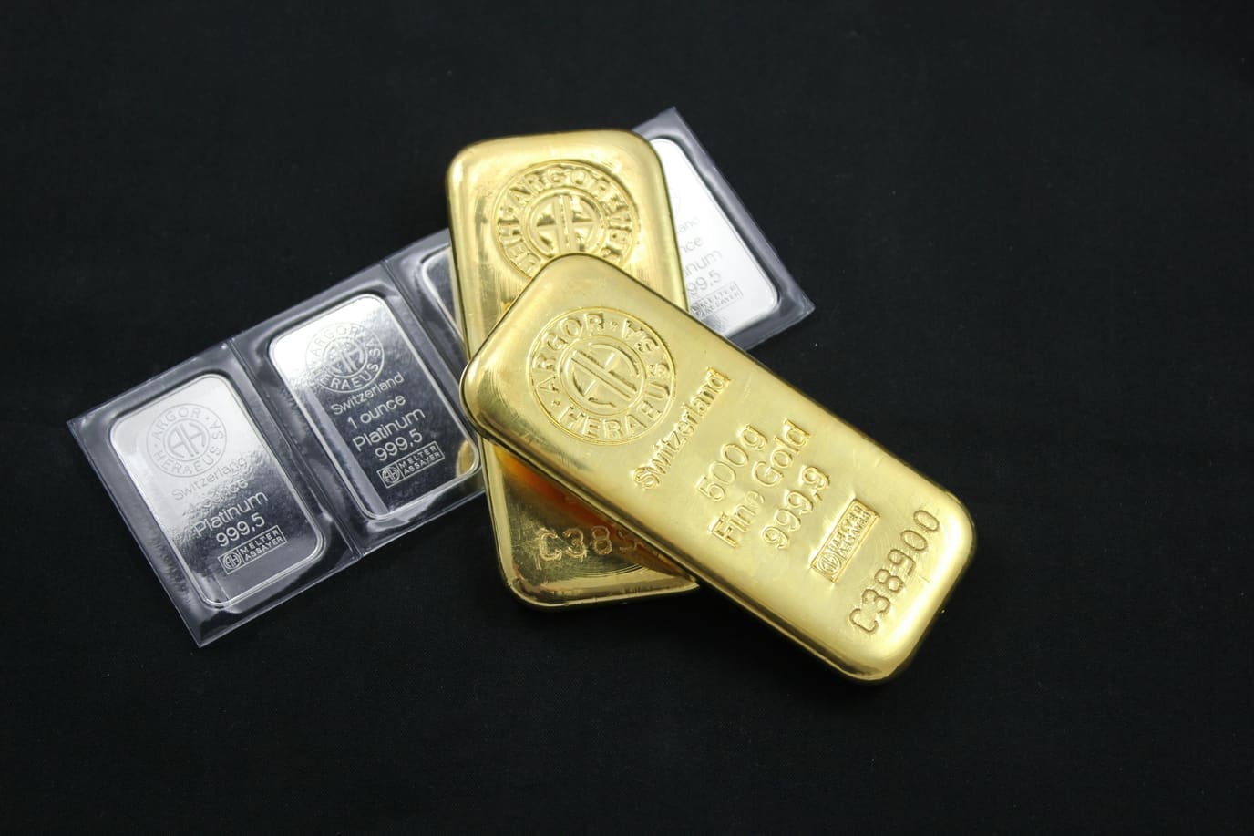 سبائك ذهبيّة تعكس العلاقة المعقّدة بين الذهب والدولار والعائد الحقيقيّ